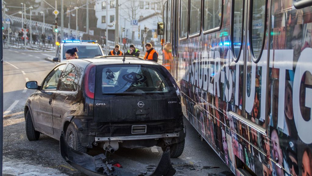 Stuttgart-Neugereut: Stadtbahnunfall mit zwei Autos