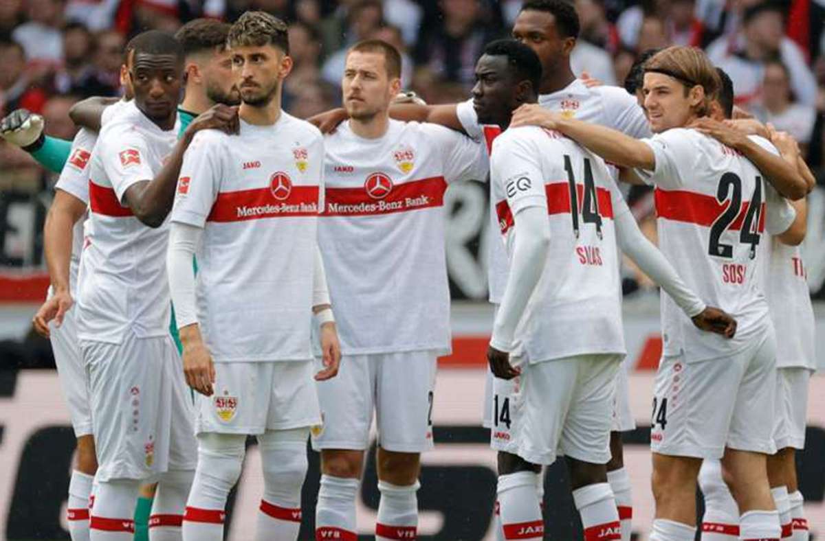 Die Mannschaft des VfB Stuttgart schwört sich auf die verbleibenden Spiele ein.