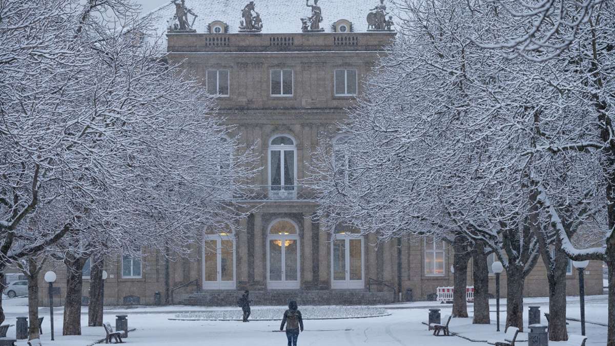Wintereinbruch in Stuttgart und  Region: Weiße Pracht, leere Pisten und einige Blechschäden