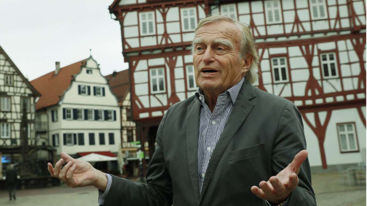 2023: Helmut Haussmann in seinem Wohnort Bad Urach, hier vor dem dortigen Rathaus