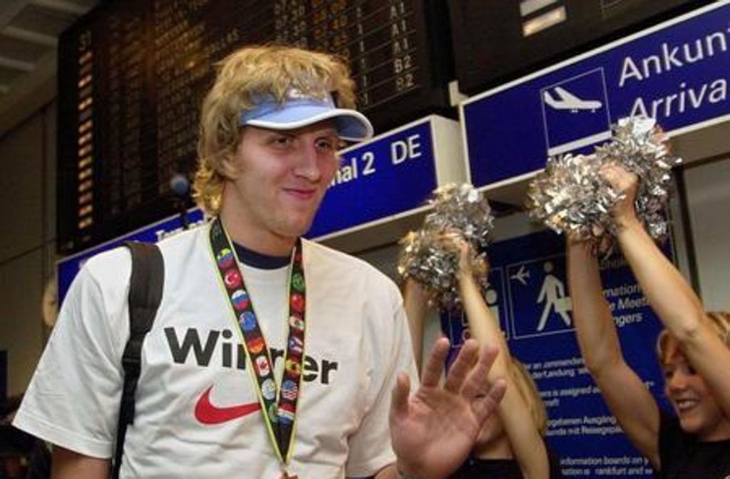 Bei seiner ersten Weltmeisterschaft holt Nowitzki 2002 mit der deutschen Mannschaft die Bronzemedaille. Bester Spieler des Turniers? Natürlich! Dirk Nowitzki mit 24 Punkten im Schnitt pro Partie. Legendär seine Performance im Viertelfinale als er im letzten Viertel die deutsche Mannschaft quasi im Alleingang zum Sieg gegen Spanien führte.