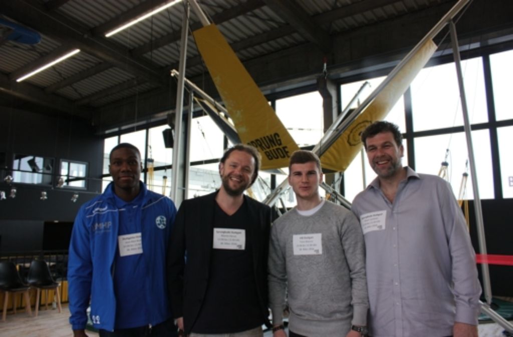 Die Gesellschafter Martin Hesse (zweiter von links) und Oliver Lechner (rechts) freuen sich über den Besuch von José-Alex Ikeng, Stuttgarter Kickers (links) und Timo Werner, VfB Stuttgart (zweiter von rechts).