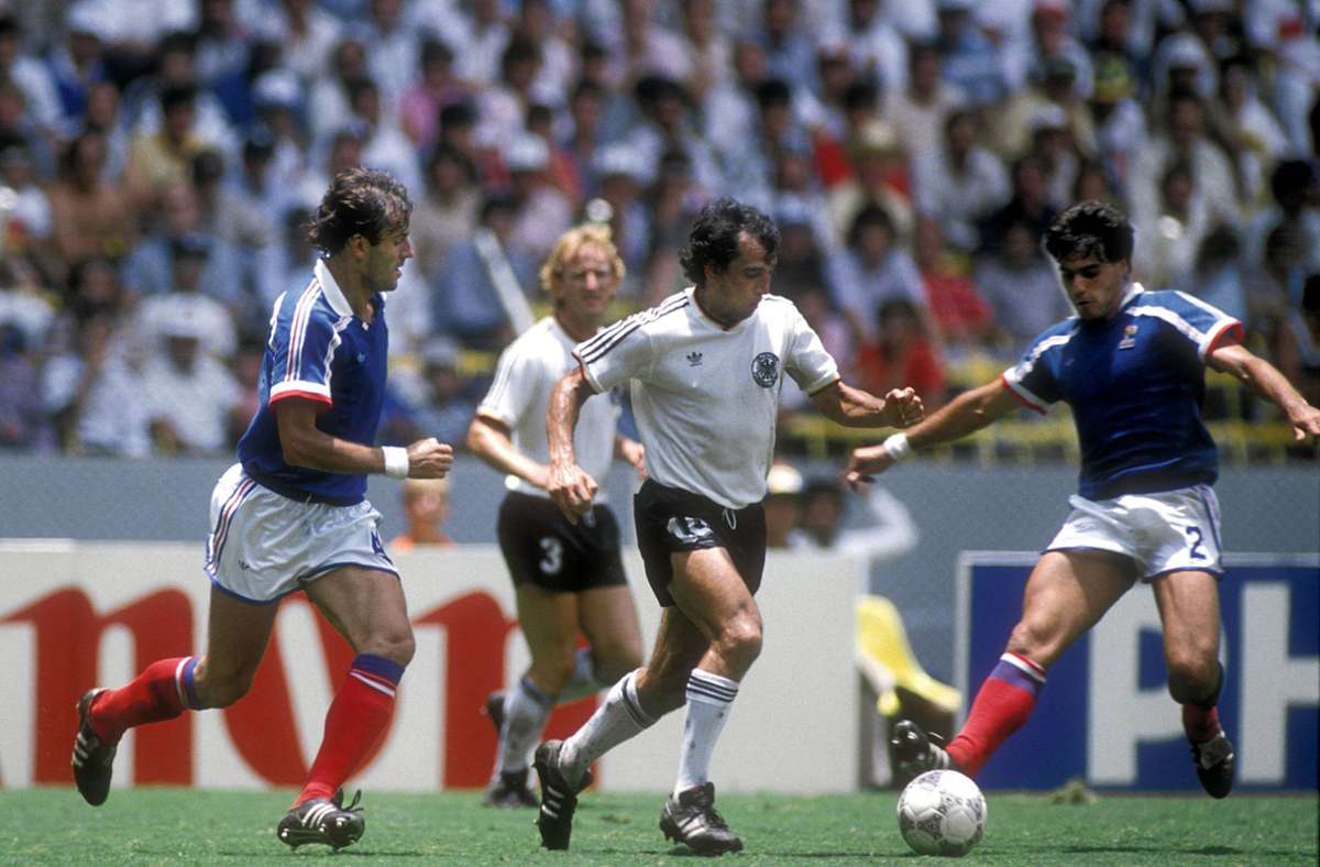 Vier Jahre später treffen die Deutschen mit Felix Magath (Mitte) im WM-Halbfinale von Mexiko 1986 erneut auf Frankreich.