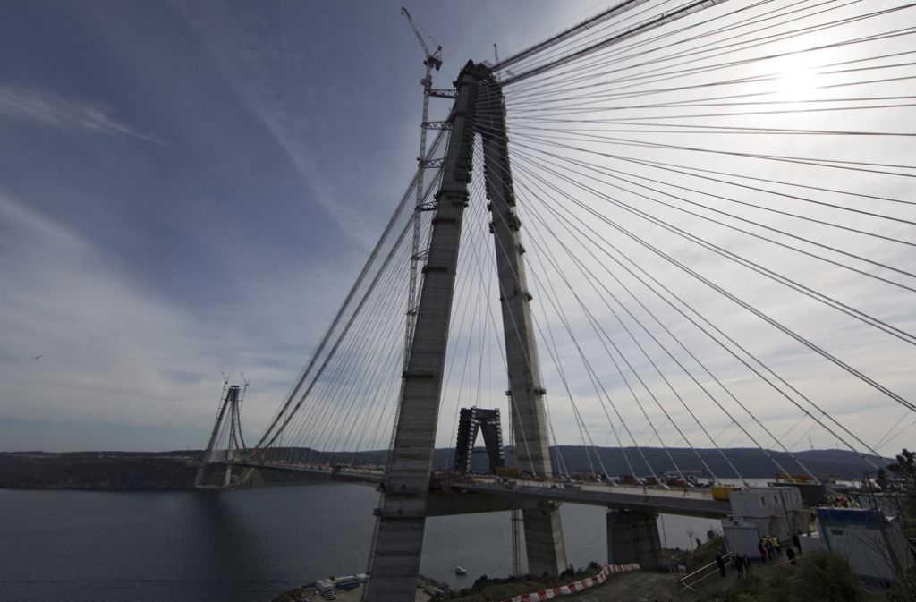 2164 Meter lang, 59 Meter breit, 320 Meter hoch – Sultan Selim Brücke: Die feierlich eröffnete und für den Verkehr freigegebene dritte Brücke über den Bosporus verbindet .
