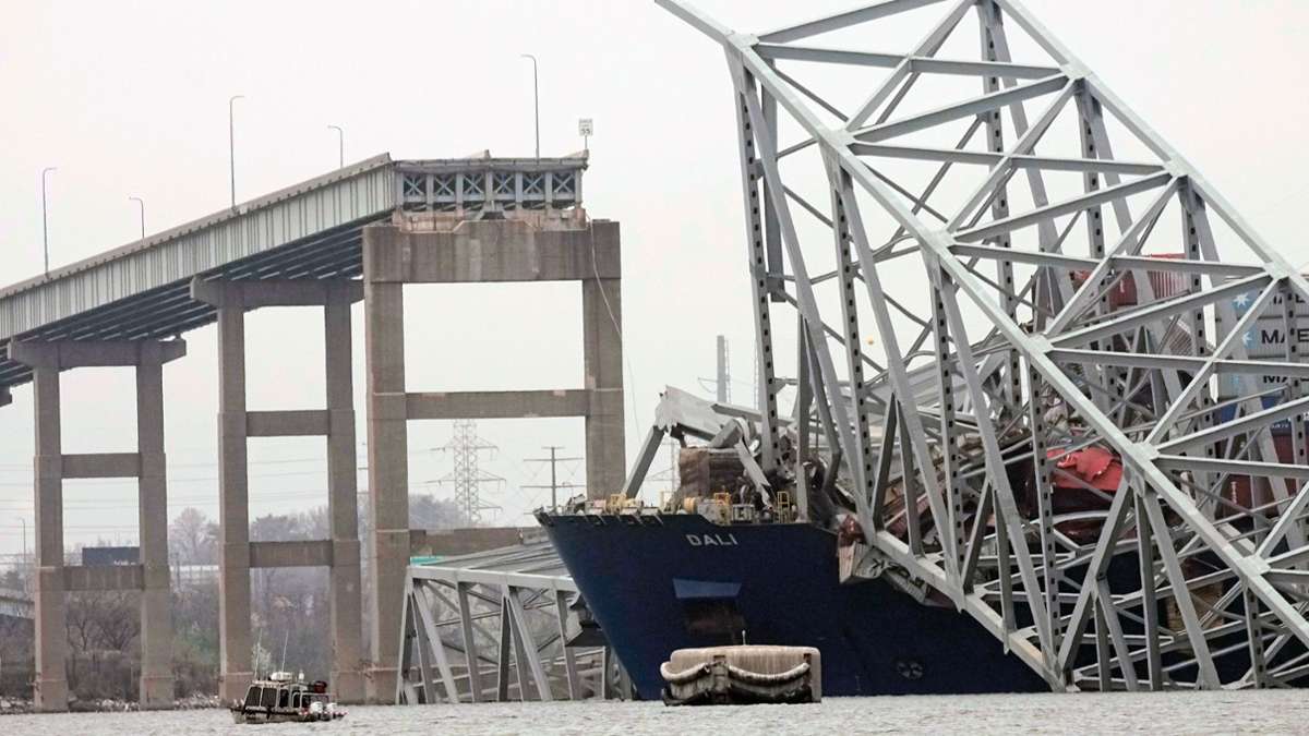 Das Containerschiff steckt unter einem Teil der Francis Scott Key Bridge fest.