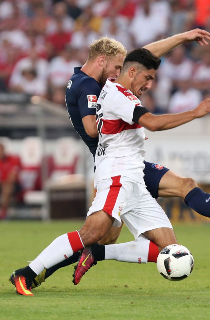 Vierter Spieltag gegen Heidenheim: Der VfB verliert 1:2. Zu diesem Zeitpunkt steht der Verein mit sechs Punkten auf Platz 9 der Tabelle. Der Start ist durchwachsen. Nur Toni Sunjic trifft per Kopfball für die Stuttgarter.