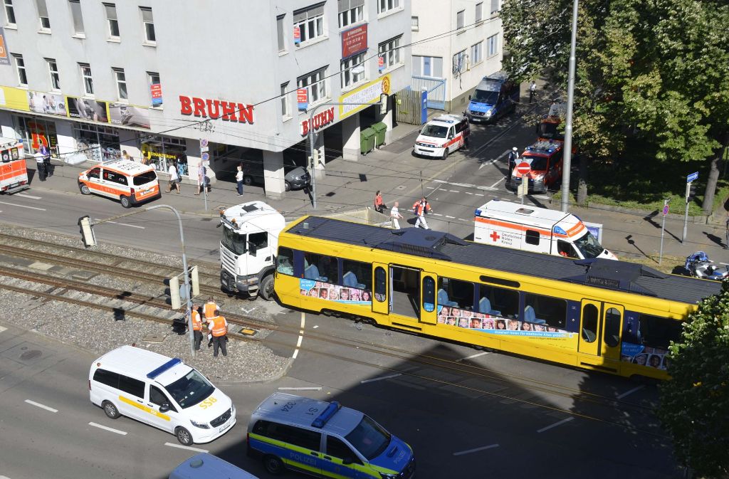Gegen 9.15 Uhr ist zwischen den Haltestellen Mineralbäder und Metzstraße in Stuttgart-Ost ein Lkw in eine Stadtbahn gekracht.