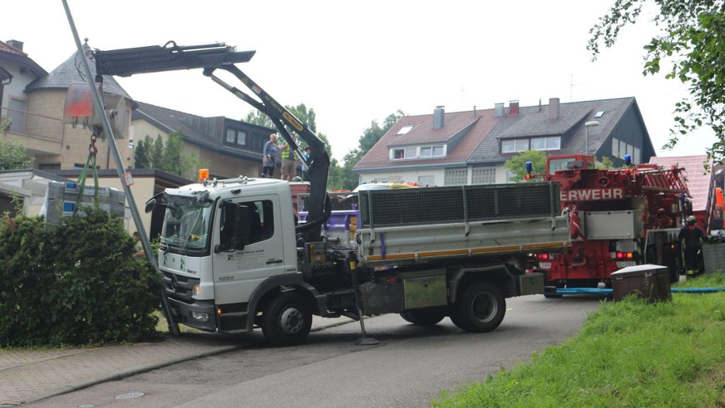 Unfall in Stuttgart-Sillenbuch: Lastwagen kracht gegen Laternenmast