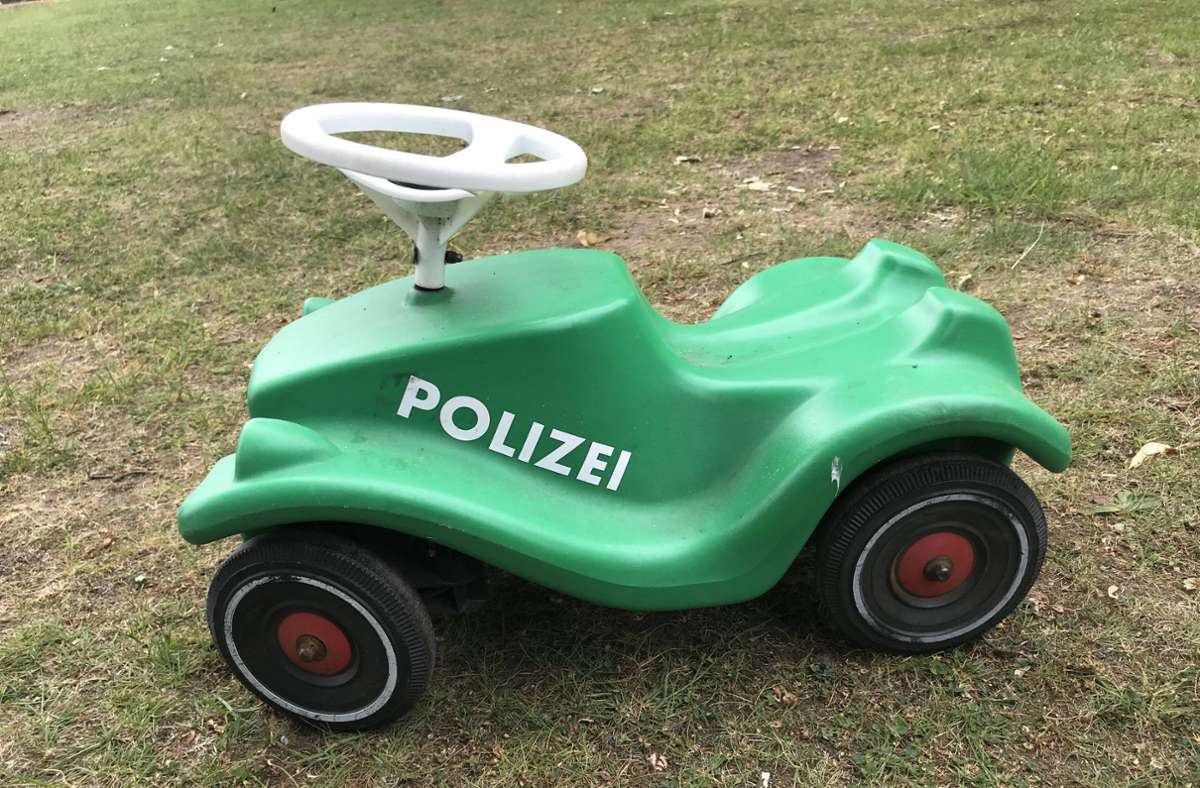 Sehr beliebt bei Kindern: das Bobbycar als Polizeiauto.