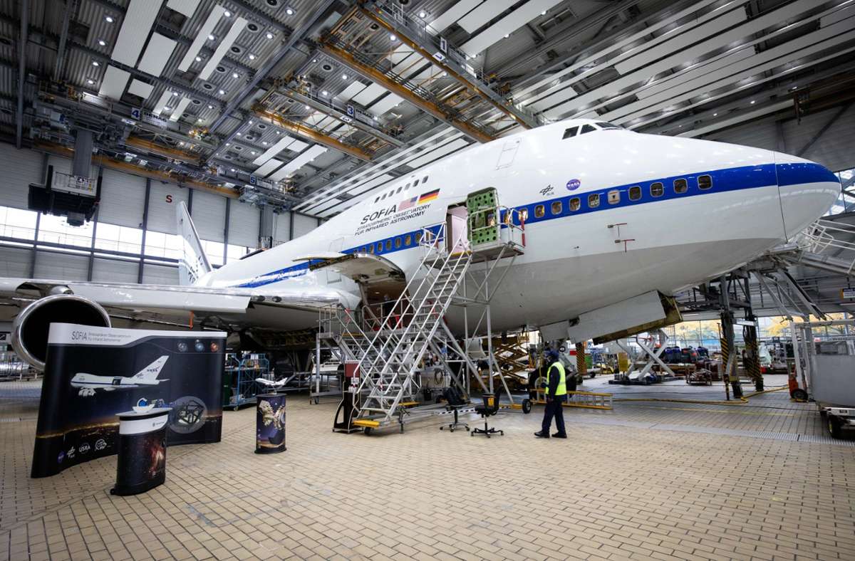 Techniker arbeiten an einer umgebauten Boeing 747 mit dem Stratosphären-Observatorium für Infrarot-Astronomie (Sofia), die zur Wartung in einer Halle bei Lufthansa Technik steht.