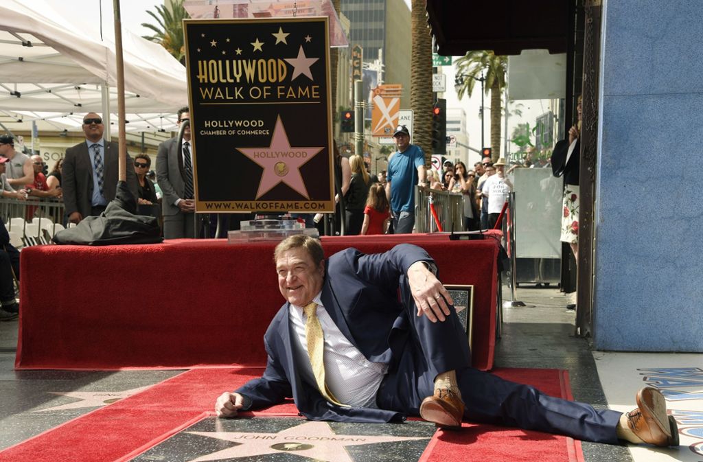 Goodman am Boden vor seinem Stern: Es ist die 2604. Plakette auf dem Hollywood Boulevard.