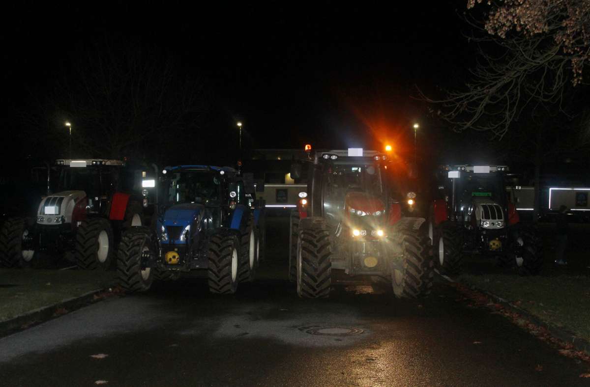 Die ersten Fahrzeuge trafen gegen 22.30 Uhr vor dem Gelände von Aldi Süd ein.