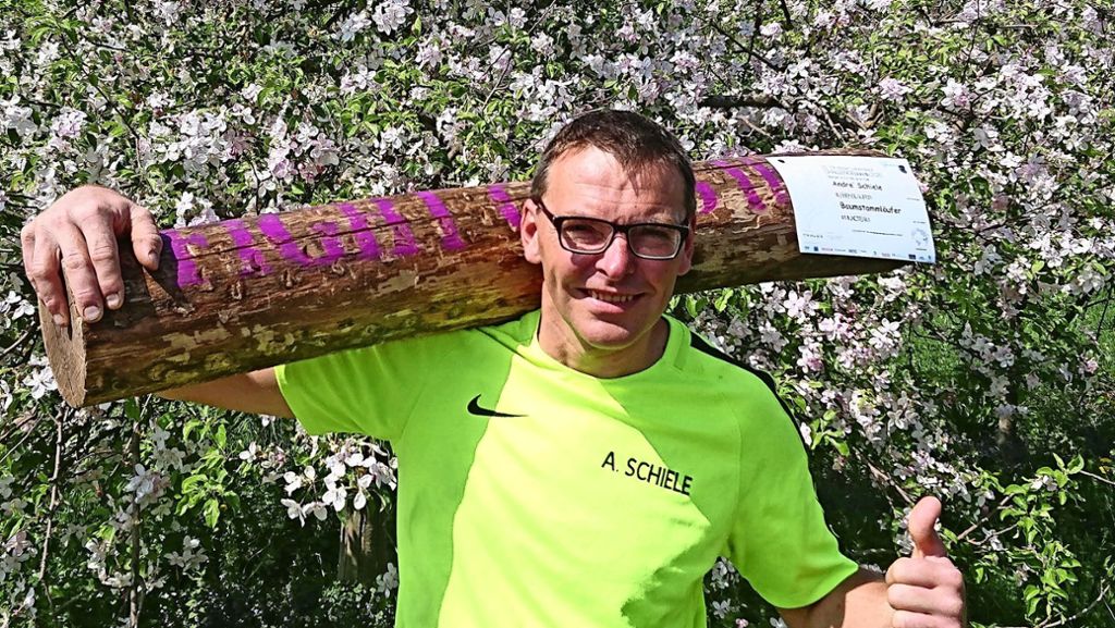 Ditzinger Lebenslauf: Spendenlauf mit einem  Baumstamm auf den Schultern