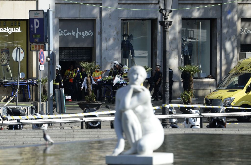 Rettungskräfte versorgen nach einem Anschlag in Barcelona ein Opfer