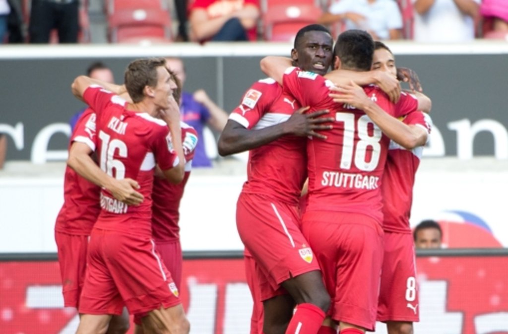 Jubelnde Stuttgarter freuen sich über das 1:0 gegen Hannover. Es sollte bei dem Ergenis bleiben. Der VfB Stuttgart hat somit seinen ersten Saisonsieg eingefahren.