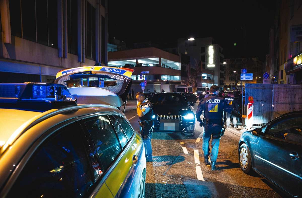 Die Heckscheibe eines Polizeifahrzeuges wurde in der Stuttgarter Innenstadt offenbar mutwillig zerstört.