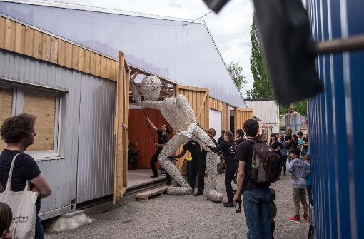 Größer als das Leben und die Container: die Dundu-Puppe bei der Eröffnung der Künstler-City Foto: Lichtgut/Max Kovalenko