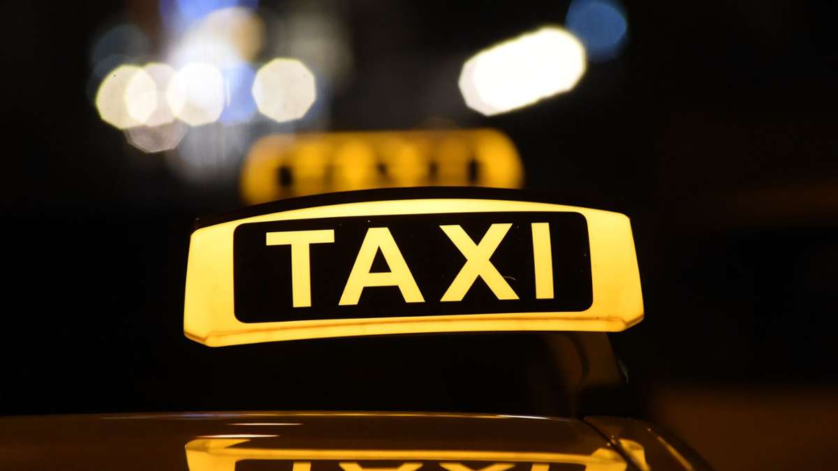 Neckartailfingen: Taxi kollidiert mit Mercedes – Unfallverursacher fährt weiter
