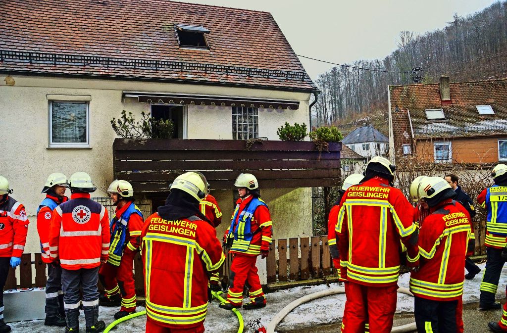 Zwei Tote mussten die Rettungskräfte nach dem Brand in Geislingen bergen.