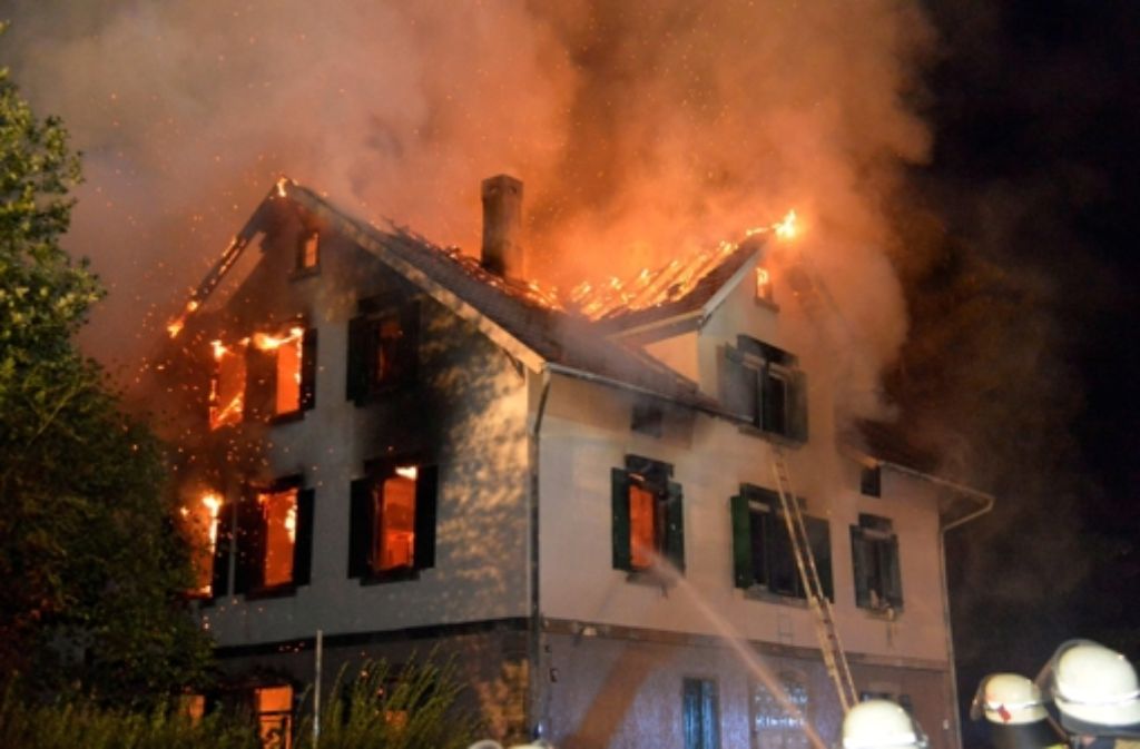 24. August in Weissach im Tal: Ein leer stehendes Gebäude brennt ab. Es sollte als Unterkunft dienen. Das Haus ist nun unbewohnbar.