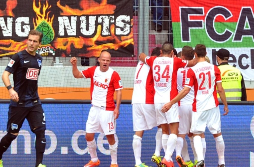 Die Augsburger Spieler freuen sich über das 1:0 gegen Hertha BSC. Foto: dpa