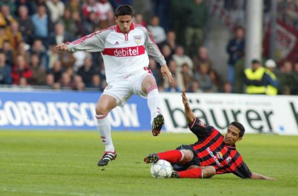 Im April 2002 gelingt dem VfB Stuttgart in Freiburg ein 2:0-Auswärtssieg - der Torschütze zum 1:0, Fernando Meira (links), im Zweikampf mit Freiburgs Stürmer Adel Sellimi.