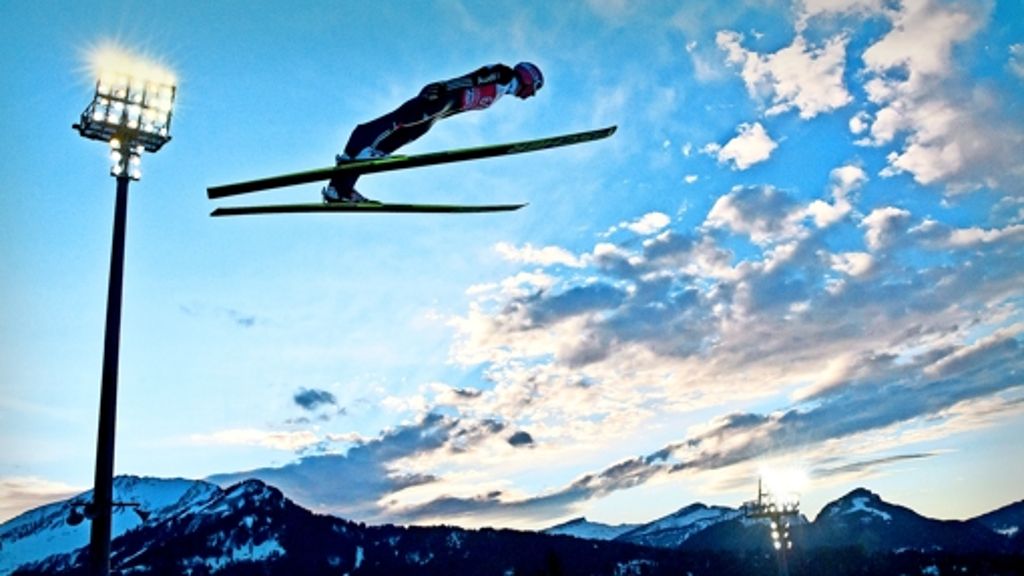  Vor dem Start der Vierschanzentournee am Sonntag in Oberstdorf hofft das deutsche Skispringerteam um Frontmann Severin Freund auf einen Höhenflug. Freund selbst sagt: „Es gibt niemanden, vor dem ich hier Angst haben müsste.“ 