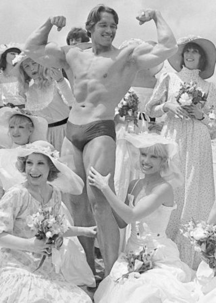 Schwarzenegger, der Sohn eines Polizisten, hatte das Bodybuilding früh als Fluchtweg aus seinem winzigen Heimatort und den Schlägen des Vaters entdeckt. Mit 20 Jahren hat Schwarzenegger seine Muskelbergeso stark aufgepumpt, dass er 1967 zum jüngsten "Mister Universum" gewählt wird. Ein Jahr später wandert er in die USA aus.1977 lässt Schwarzenegger in Cannes seine Muskeln am Strand spielen - übrigens aus Werbezwecken für den Film "Pumping Iron".
