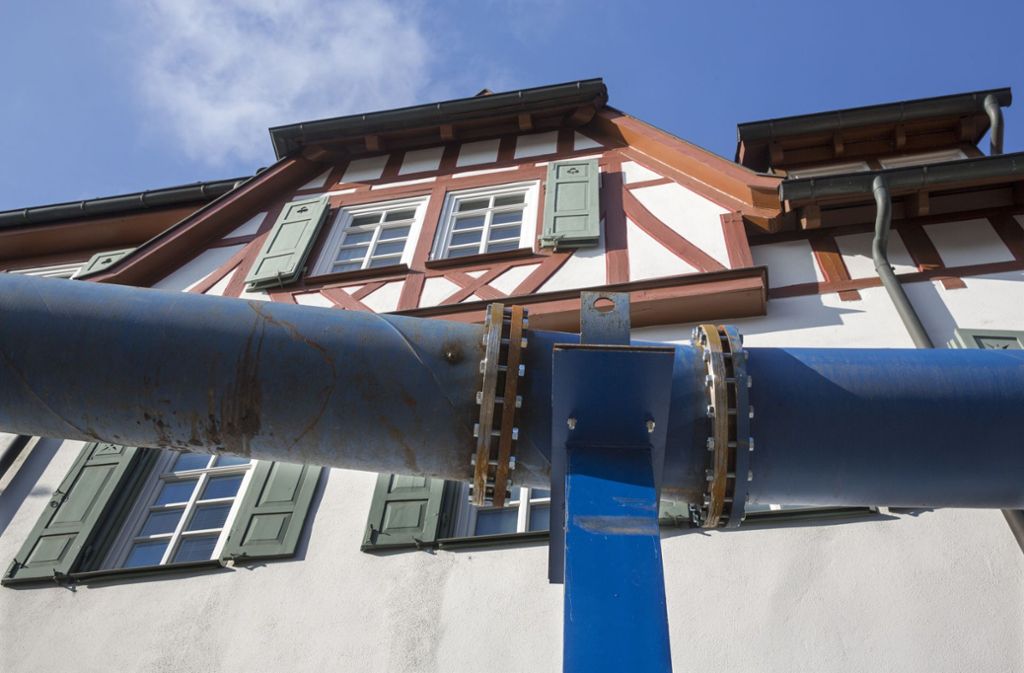 Die blauen Rohre und das Fachwerk bilden in der Geiselbachstraße zurzeit einen deutlichen Kontrast.