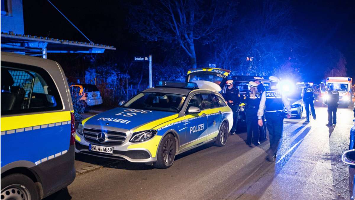  Die Polizei untersucht weiter den Einsatz am Wochenende in Bad Cannstatt, den ein randalierender Gewalttäter ausgelöst hatte. Dabei hatte ein Beamter einen Schuss abgegeben. 
