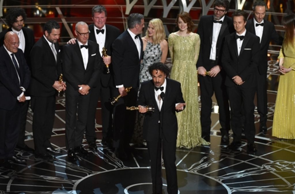 Iñárritu durfte sich dann auch gleich über drei Auszeichnungen freuen: Mit der besten Regie, dem besten Originaldrehbuch und dem besten Film gewann der mexikanische Filmemacher in allen großen Kategorien. Einen vierten Oscar bekam der Film für die beste Kamera. Hauptdarsteller Keaton (4. v. l.) musste sich trösten lassen. Er ging überraschend leer aus.