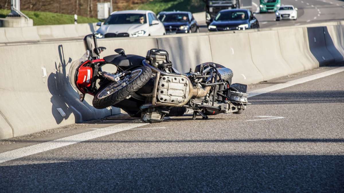 Unfall auf A8: Hinterrad löst sich von Motorrad