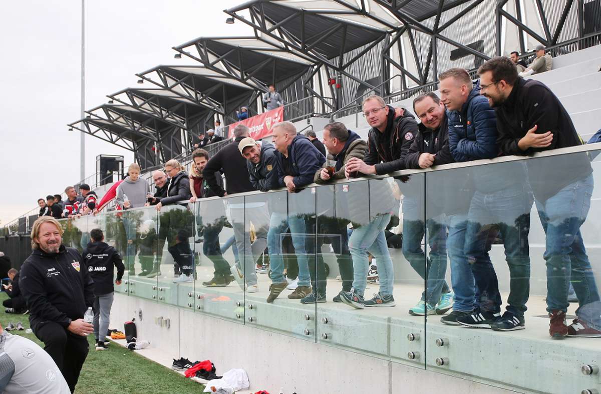 17.11.2022: Fans aus Deutschland und den USA beobachteten am Donnerstag gemeinsam das VfB-Training.
