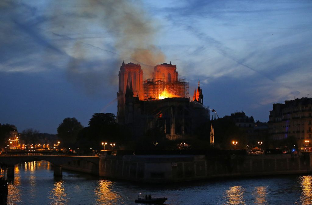 Am späten Abend: Notre Dame auf der Seine-Insel von Paris brennt immer noch.