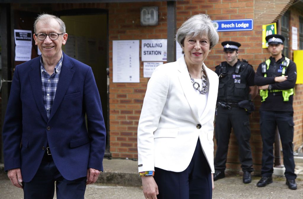 Theresa May und ihr Mann Philip haben ihre Stimmen in Maidenhead abgegeben.