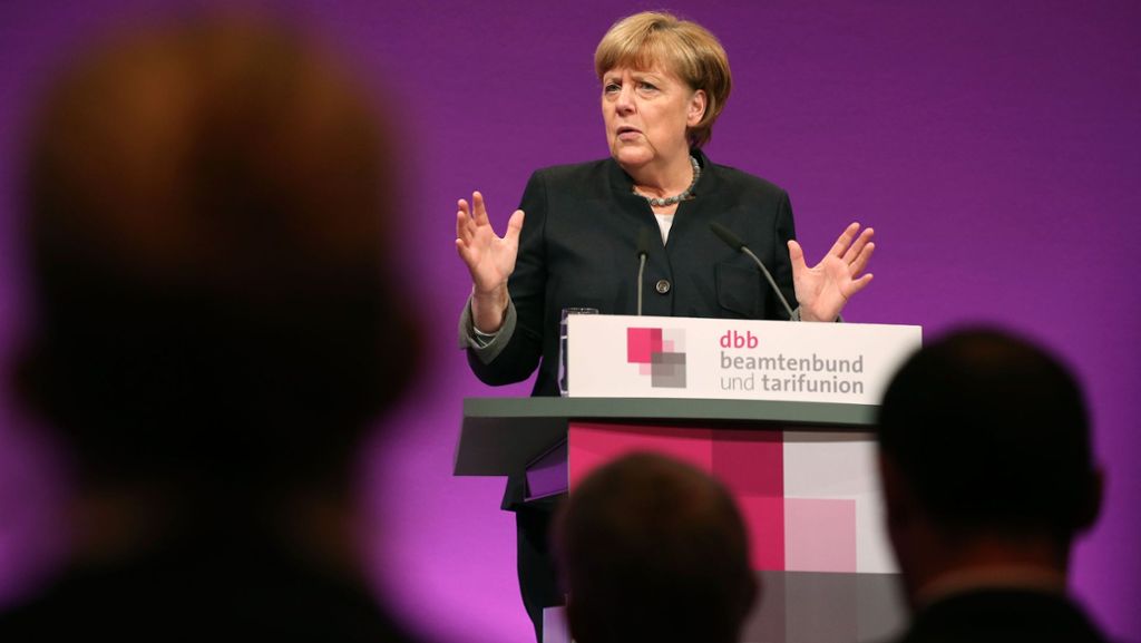  Die Kanzlerin will bei ihrem ersten öffentlichen Auftritt im Bundestagswahljahr „Flagge zeigen“. Bei der Beamtenbund-Tagung in Köln wirbt Angela Merkel für eine verstärkte Abschiebung abgelehnter Asylbewerber. Auch ihr Innenminister strotzt vor Entschlossenheit. 