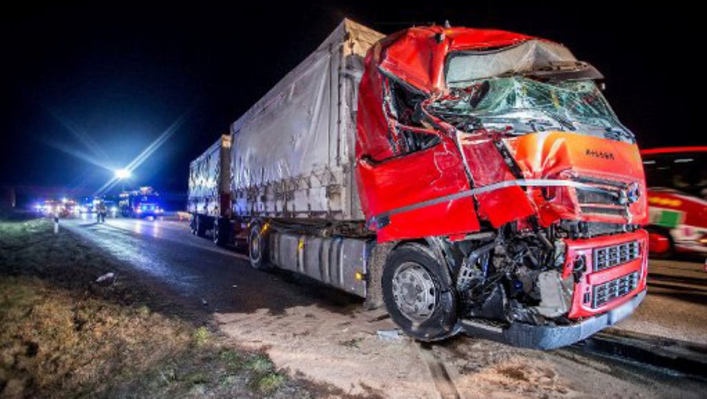 Unfall auf der A8: Laster rast in Tanklastwagen