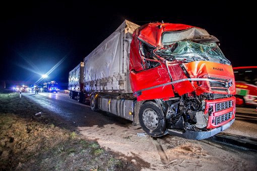 Noch einmal glimpflich ausgegangen: Ein Lkw-Fahrer ist in der Nacht auf Samstag bei Rutesheim auf einen Tanklastwagen aufgefahren. Foto: www.7aktuell.de | Simon Adomat