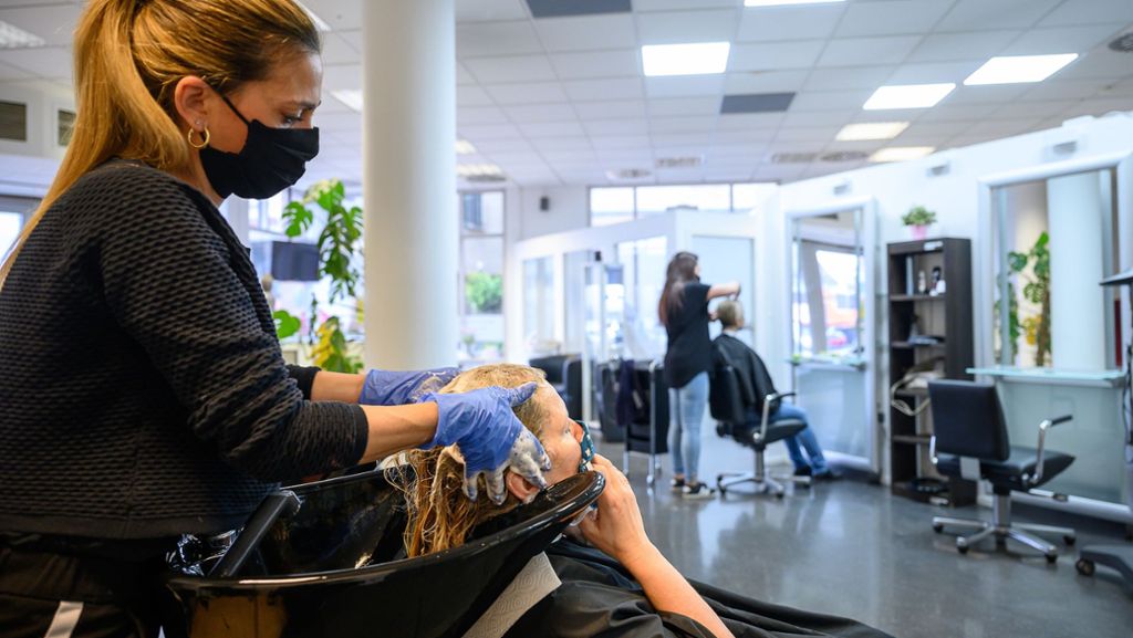  Die Friseure schaffen seit Montag wieder Ordnung auf den Köpfen ihrer Kunden. Aber nicht alle Haarexperten freuen sich uneingeschränkt über den Start nach wochenlanger Abstinenz. 