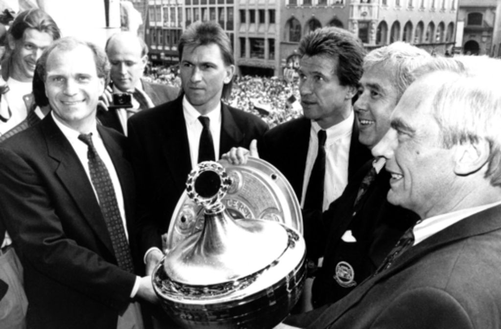 Bei der Meisterfeier mit dem FC Bayern München im Jahr 1990 lächelt Hoeneß (l.) stolz in die Kamera.