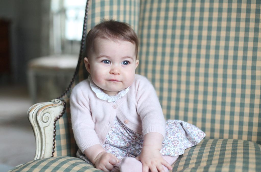 Im November 2015 veröffentlichen Herzogin Catherine und Prinz William dieses niedliche Foto von ihrer damals sechs Monate alten Tochter.