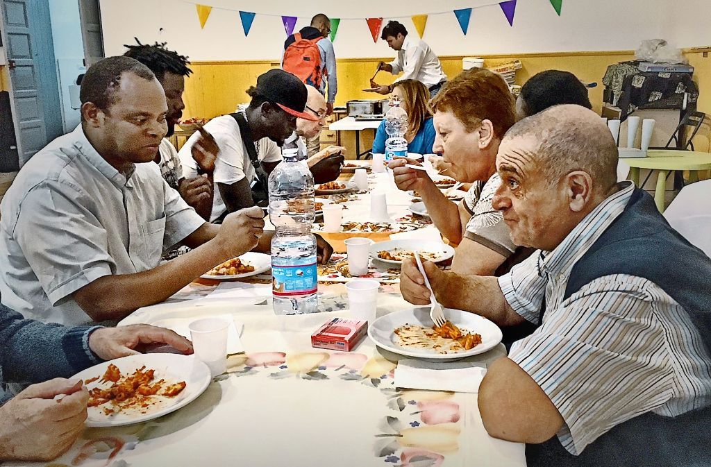 Immer am Freitag: die „Communità die Sant’ Egidio lädt in Catania zum Mittagessen ein. Gekocht wird von Flüchtlingen für die Armen und Alten in der Stadt.