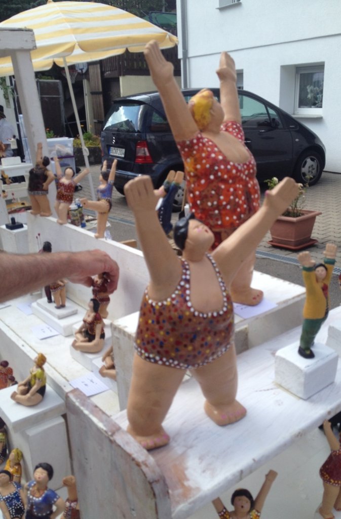 Willkommen, scheinen diese Figuren beim Höfinger Kunstmarkt zu rufen.