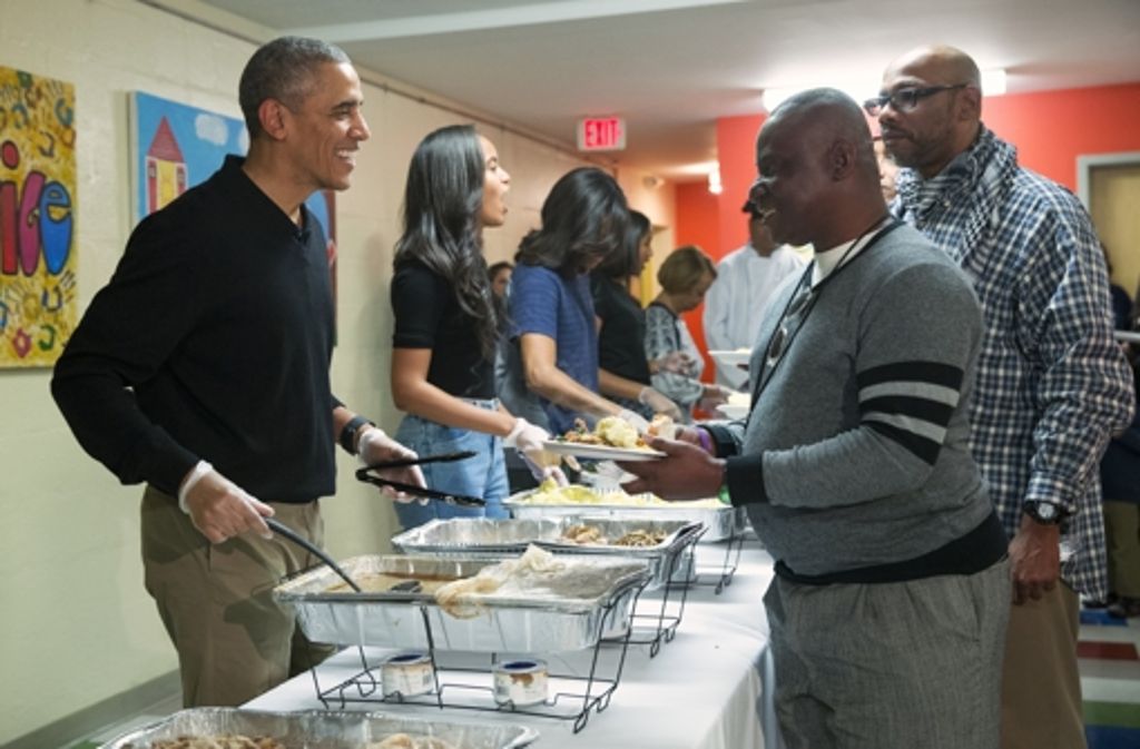Thanksgiving ist auch traditionell das Fest des Teilens mit Fremden – hier gibt der US-Präsident Essen an obdachlose US-Veteranen aus.