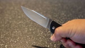 Paar mit Messer bedroht und angegriffen