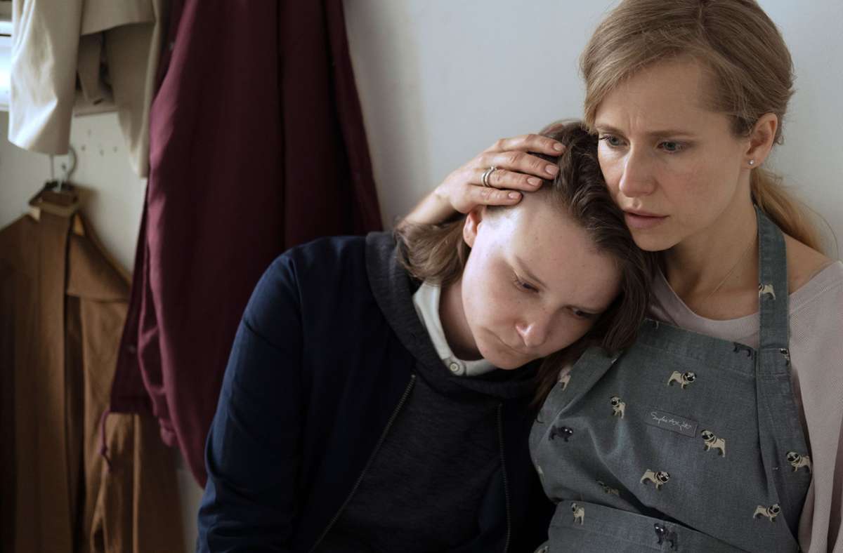 Die Pflegemutter Jule (Susanne Bormann) tröstet Emma (Paraschiva Dragus).