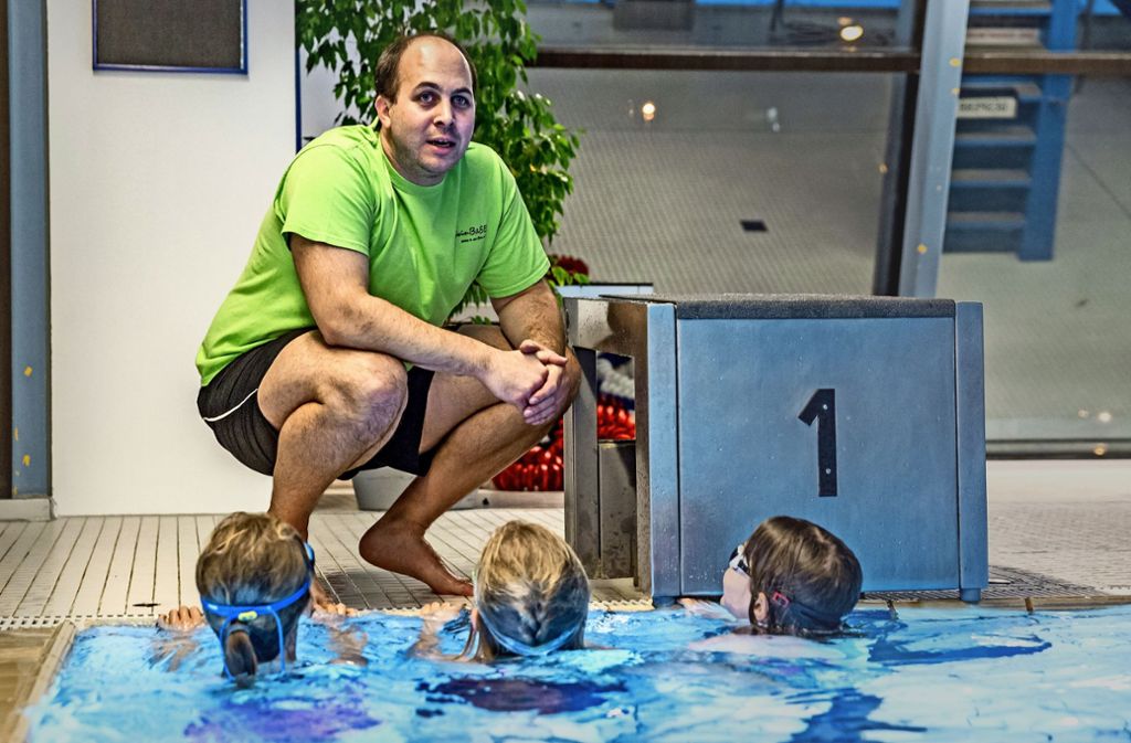Schwimmtrainer Tobias Heck sorgt dafür, dass Kinder am Ende der vierten Klasse schwimmen können.