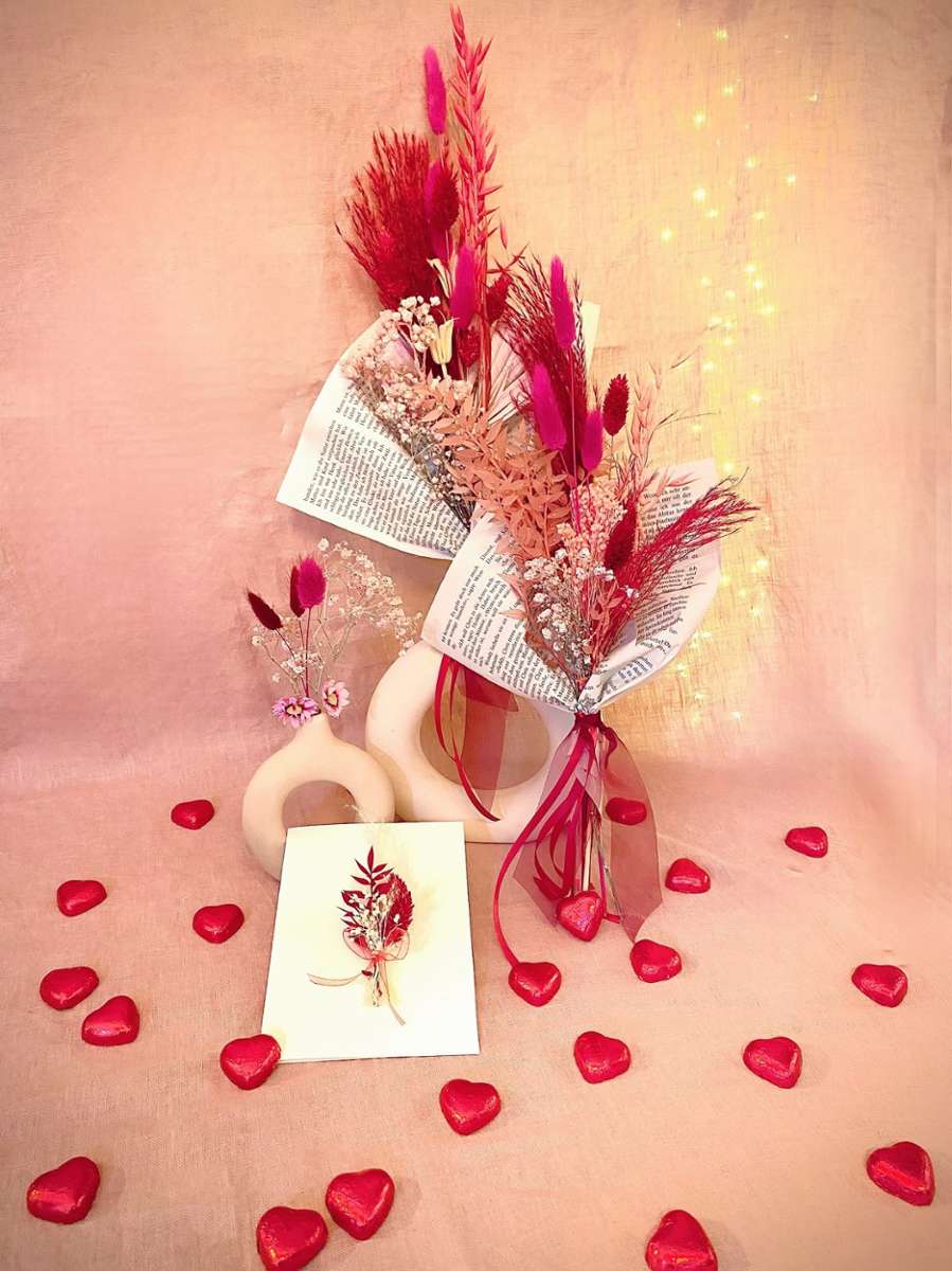 Ein schönes Detail: Die "Cocorner-Küsschen" sind nicht in Blumenpapier, sondern in Seiten alter Liebesromane gewickelt.
