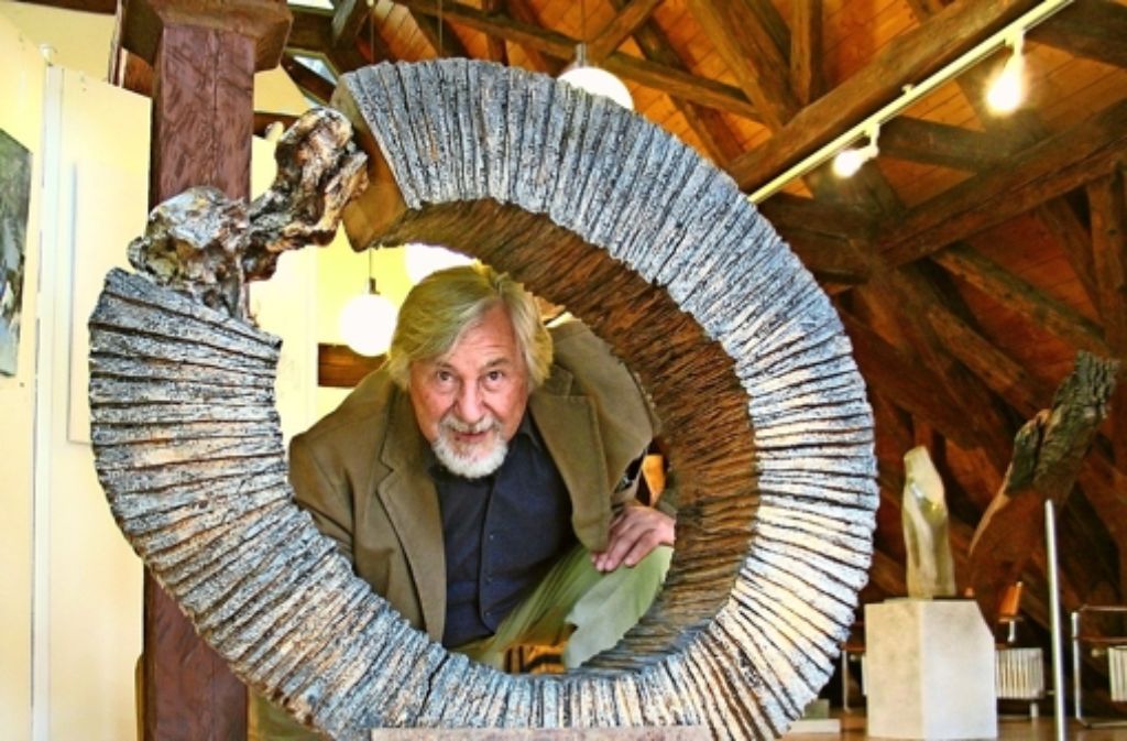 Kurt Georg John mit der Skulptur „Radlast“ aus Pappel und Buche. Foto: Susanne Müller-Baji
