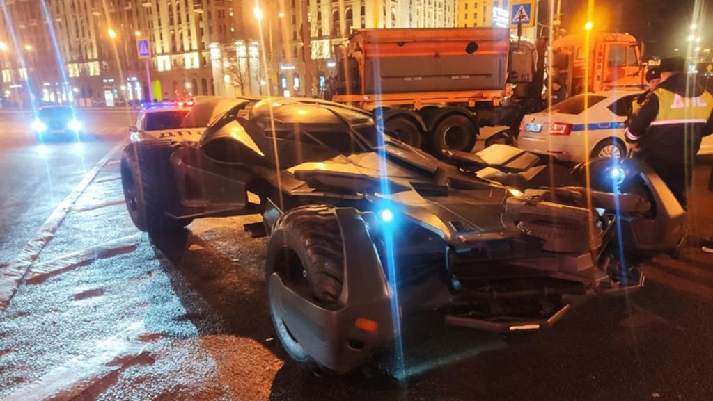  Normalerweise unterstützt Bruce Wayne als Batman die Polizei im Kampf gegen Ganoven. Als ein Batmobil über Moskaus Straßen fährt, verstehen die russischen Polizisten jedoch keinen Spaß und ziehen das Fahrzeug aus dem Verkehr. 